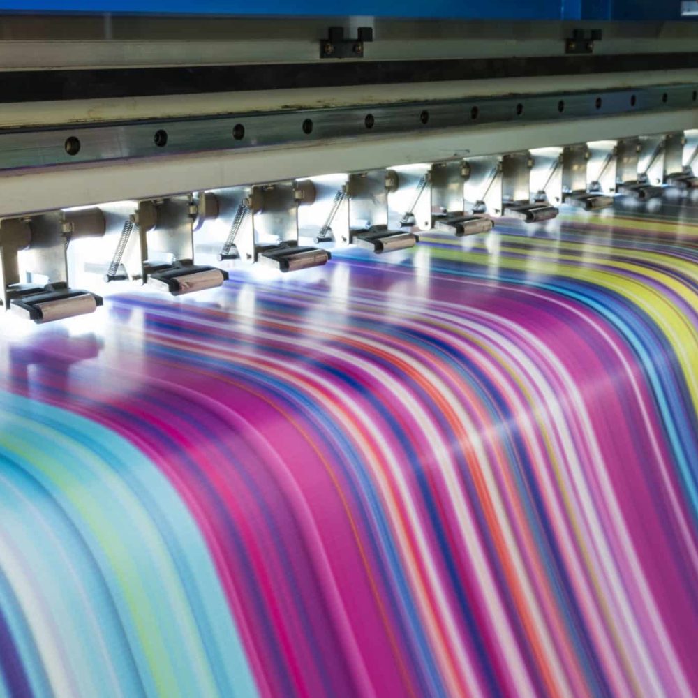 large-inkjet-printer-working-multicolor-vinyl-banner-scaled